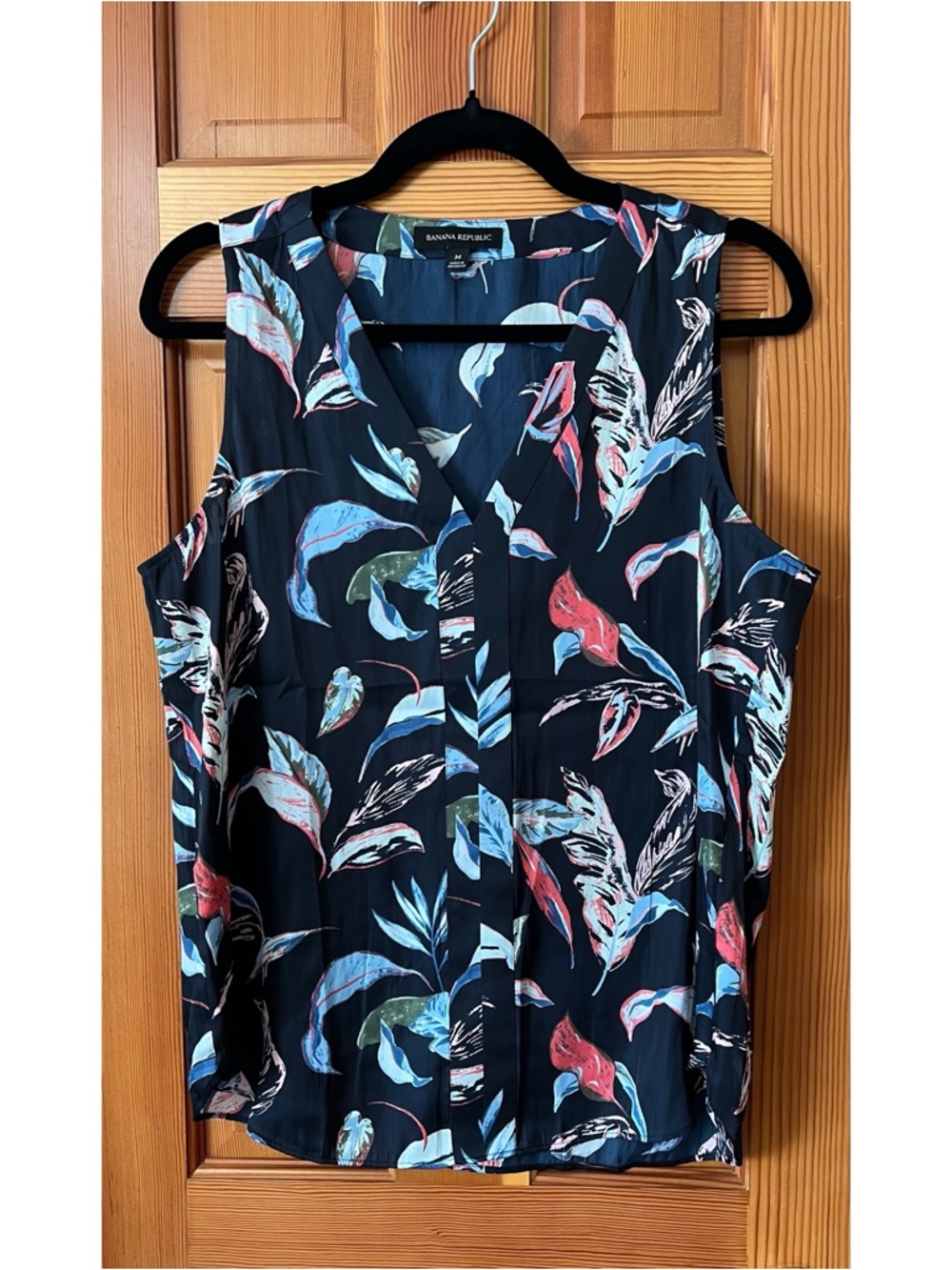 Banana Republic Black Floral Print Sleeveless V-Neck Camisole